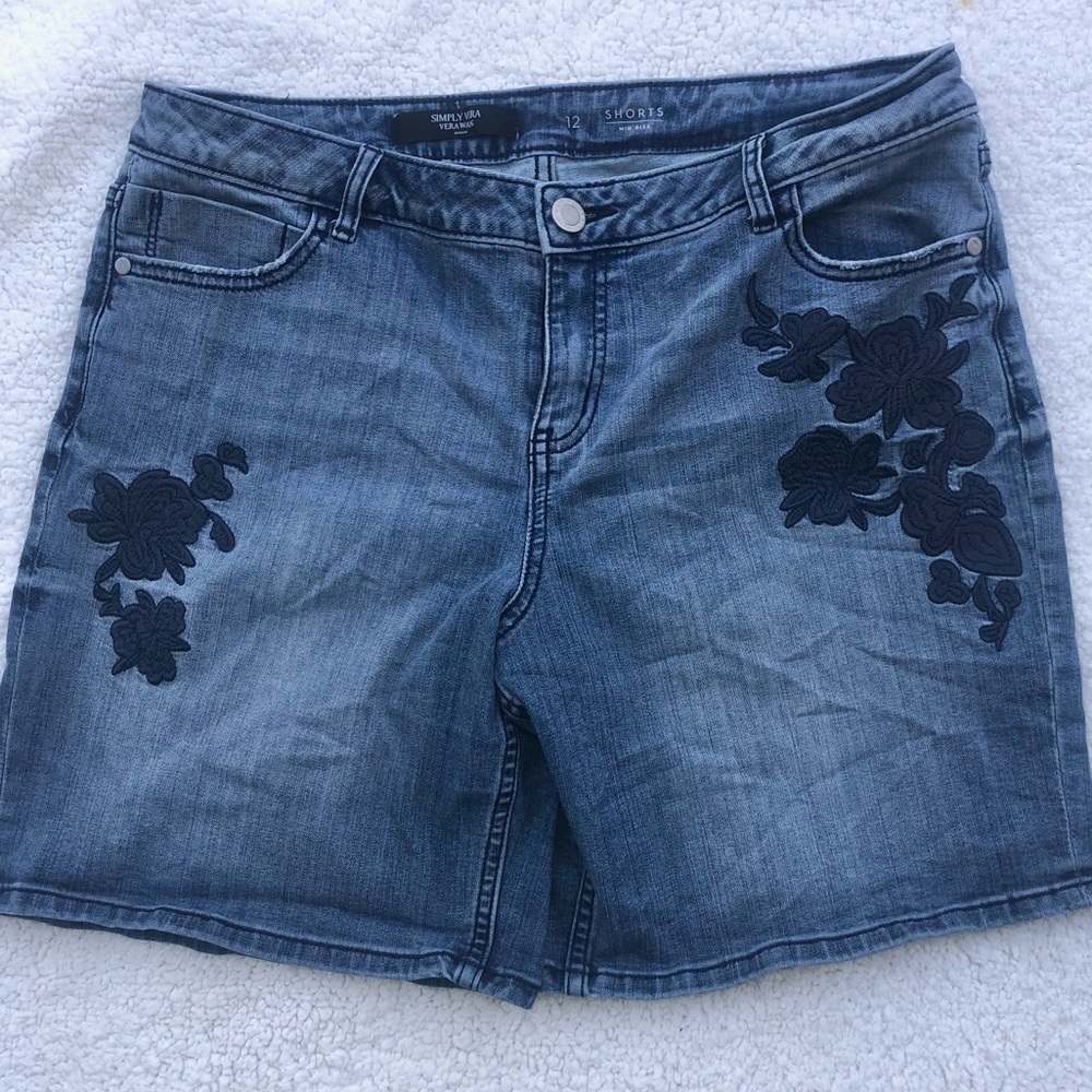 Simply Vera Wang shorts blue denim with floral appliqué size 12 mid rise